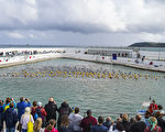 組圖：英國多人同步游泳 挑戰吉尼斯紀錄