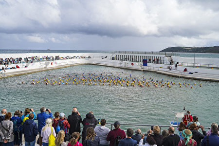组图：英国多人同步游泳 挑战吉尼斯纪录