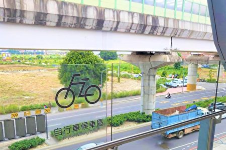 台铁7月1日开放的车站，都设有自行车引导设备及标示，请旅客进站后依照标示牵引自行车。