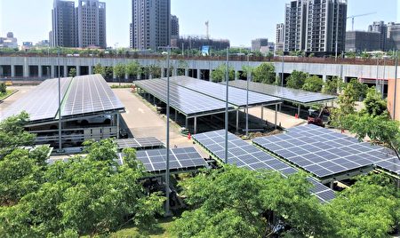 台中捷運北屯機廠汽車停車場棚頂已安裝太陽能板。