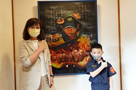 竹市副市长沈慧虹（左）与小小警察在插画前合影。