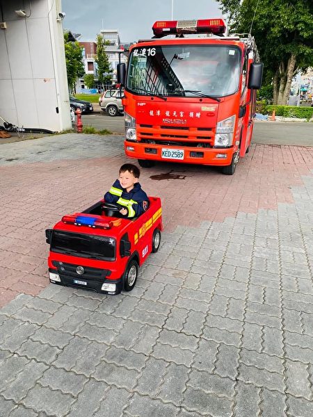 桃园龙潭消防分队邀请孩童体验小小消防员。