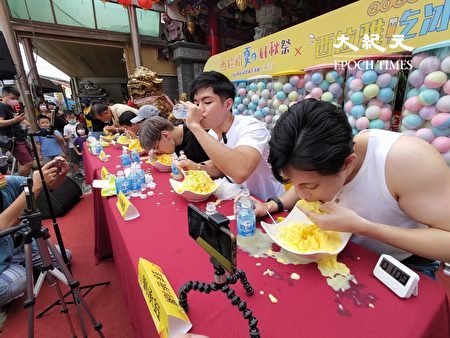 西拉雅吃冰节大胃王赛，刘承钰（右1）于129秒吃完1.5余公斤芒果冰，获得第1名。