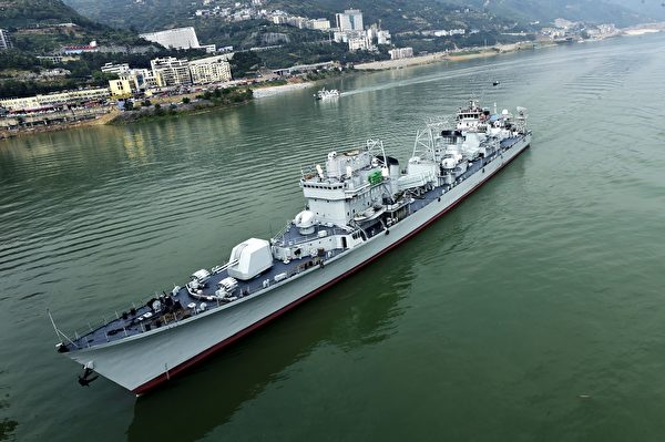 2020年10月18日，中共模仿前苏联的最后一艘051型驱逐舰珠海号退役，经过长江三峡前往重庆改造成博物馆。（STR/AFP via Getty Images）
