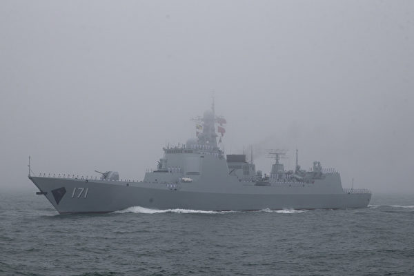 2019年4月23日，中共的052C型驱逐舰在青岛海域，外形已经开始模仿美军神盾舰。（Mark Schiefelbein/AFP via Getty Images）