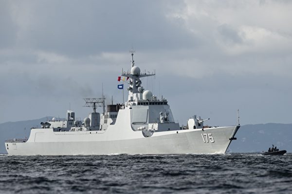 2017年7月7日，中共的052D型驱逐舰银川号在香港海域。052D全面模仿美军神盾舰。（Anthony Wallace/AFP via Getty Images）