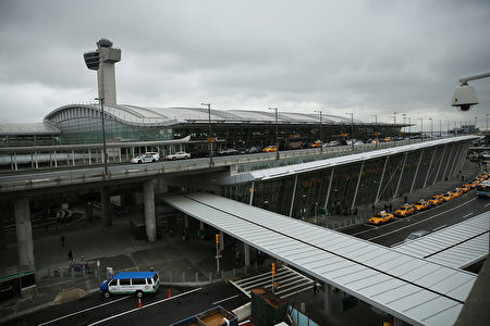 虛驚一場 肯尼迪機場發現不明包裹後疏散人群