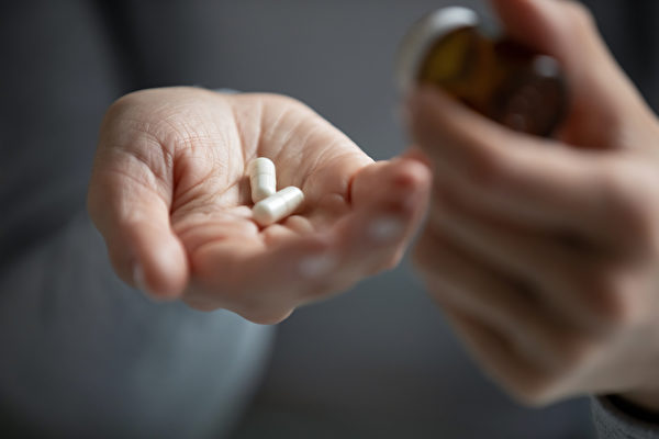 抗抑郁药物增加自杀风险，有许多副作用。(Shutterstock)