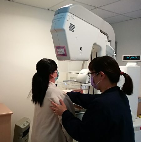 乳房攝影檢查可以協助早期揪出異狀、早期治療，建議婦女定期接受檢查。