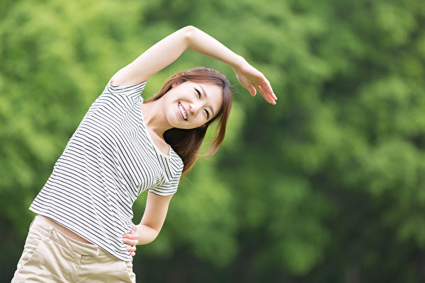 伸展動作能讓身體變柔軟，保護關節、緩解疼痛。(Shutterstock)