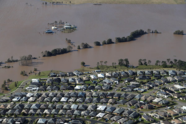 新州州长佩罗泰特（Dominic Perrottet）和紧急服务厅长库克（Stephanie Cooke）7月8日检视受洪灾影响的猎人地区。图为从空中看到洪水破坏的程度。