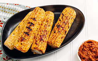 簡單又受歡迎的烤玉米 搭配紅辣椒黃油更好吃