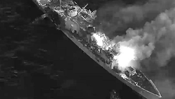 2022年7月12日，在環太平洋軍演（RIMPAC）的實彈打靶船演習（SINKEX）中，美軍和盟友戰艦、戰機發射的反艦導彈命中充當靶船的美軍退役護衛艦戴維斯號（USS Rodney M. Davis）。（美國海軍）