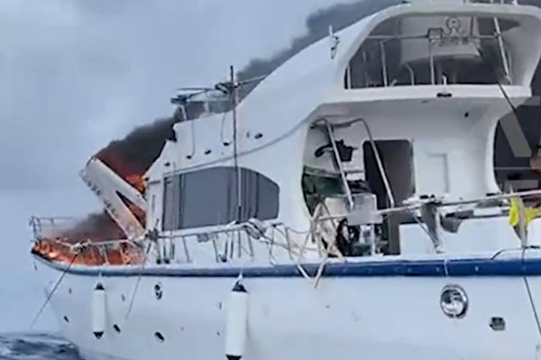 海南一艘遊艇爆炸沉沒 船上12人緊急逃生