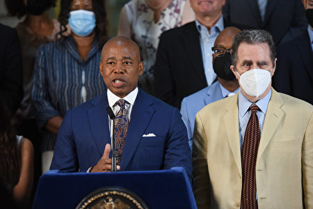 2022年7月19日，紐約市長亞當斯（左）在一個有關遊民的活動上發言。