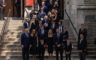 组图：川普携家人出席前妻伊凡娜在纽约的葬礼