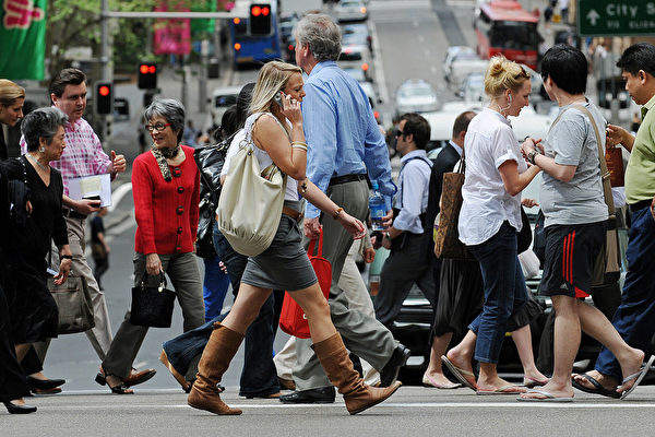 图为过马路的澳洲人。（AFP）