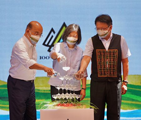 總統蔡英文（中）行政院長蘇貞昌（左）及屏東縣長潘孟安（右）一起在香檳塔倒入二峰圳水製作的氣泡飲，象徵慶祝活動正式展開。