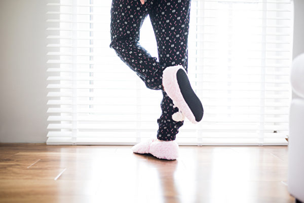 研究發現，單腳站立無法超過10秒的中老年人，未來十年的死亡風險較高。(Shutterstock)