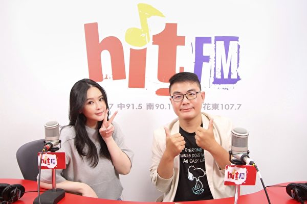 艺人萧淑慎（左）与Hit_Fm联播网《呛新闻》节目主持人黄扬明聊近况。