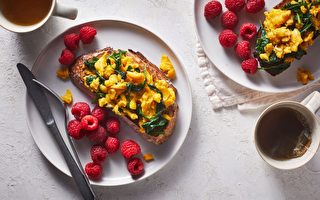 10分鐘快速營養早餐： 菠菜雞蛋樹莓吐司