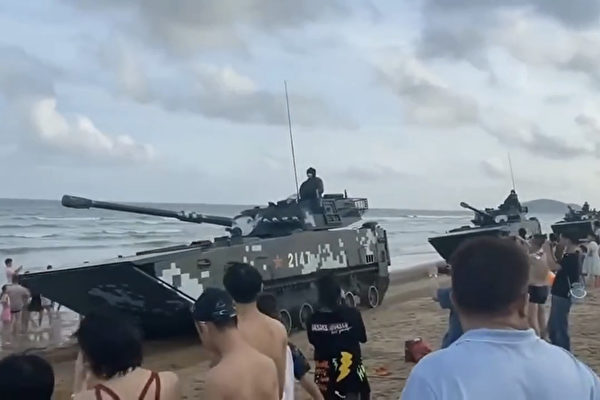 佩洛西訪台 中共戰車闖入海灘休閒區「秀肌肉」