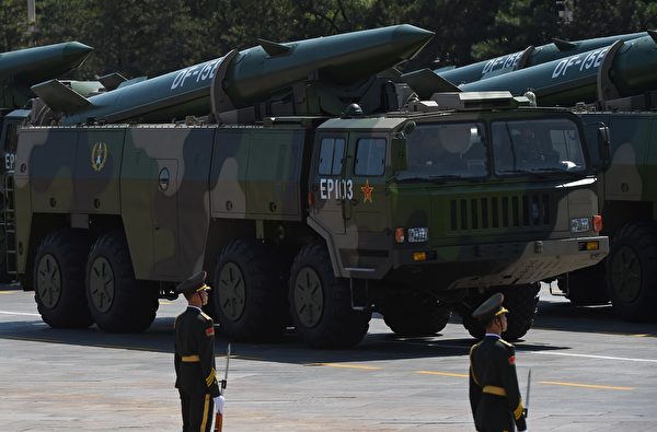 8月4日，中共在台海試射的導彈應為東風-15。圖為2015年9月3日，中共的東風-15B導彈在北京的閱兵式上。（Greg Baker/AFP via Getty Images）