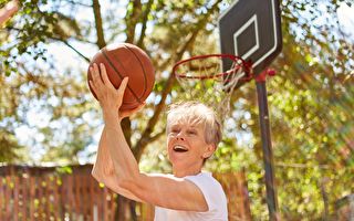 墨西哥71岁老妇打篮球 球技精湛爆红