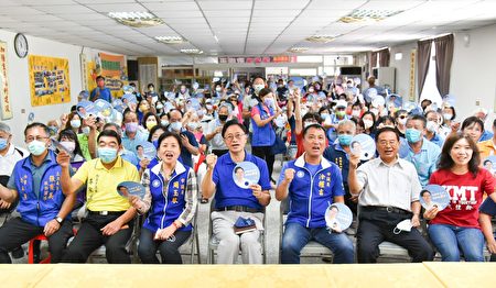 國民黨桃園市長參選人張善政8日前往楊梅區，出席「議起動起來」系列活動「善心相連見面會」。