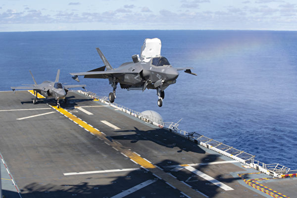 8月4日，美軍兩棲攻擊艦的黎波里號（LHA7）在西太平洋進行F-35B戰機起降訓練。（美國海軍）