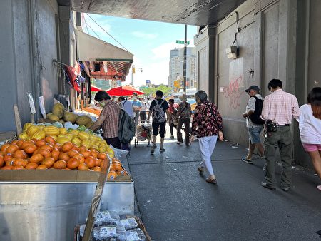 长岛铁路桥下，无证流动摊档在周五消失，只剩下长江超市的水果摊。