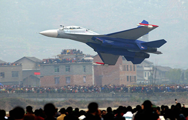 2022年8月3日起，中共的Su-30战机频频越过台海中线。图为2006年3月18日，一架俄罗斯的Su-30战斗机在湖南张家界的航空展上表演。（Liu Jin/AFP via Getty Images）