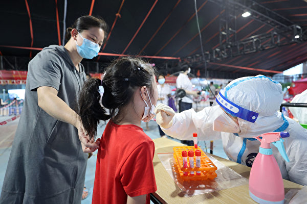 2022年8月10日，厦门一位小朋友在做核酸检测。（STR/AFP via Getty Images）