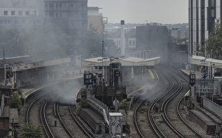 倫敦中央鐵路拱門發生大火 列車被迫停運