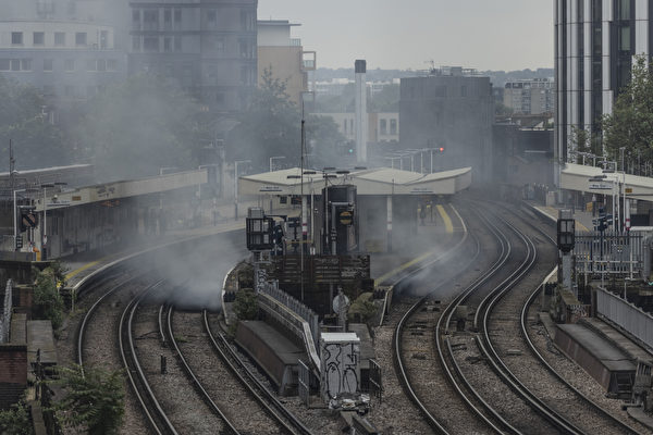 伦敦中央铁路拱门发生大火 列车被迫停运