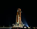 组图：NASA将登月火箭推往发射台 预计29日升空