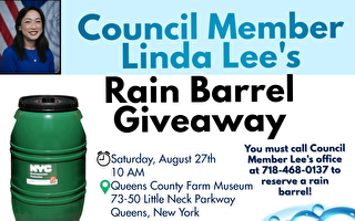 纽约市议员李琳达8月27日免费派雨水桶