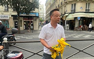 华人男子骚扰真相点 巴黎法轮功学员将投诉