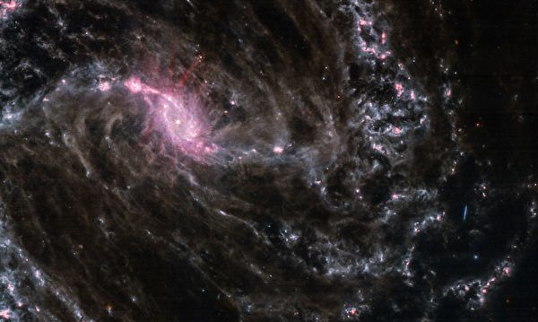 韦伯望远镜发布新图 揭大棒螺旋星系迷人景象