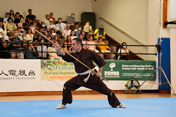 8月28日，来自美国的男子器械组选手马里奥·萨拉扎（Mario Salazar）在第七届“新唐人全世界中华传统武术大赛”决赛中表演少林棍。（戴兵/大纪元）