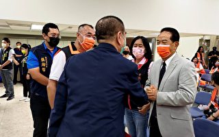 宋楚瑜陪同亲民党基市议员参选人到选委会登记