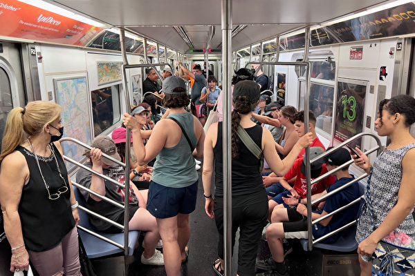 纽约搭乘公共交通工具 即日起不用戴口罩