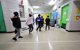 霍楚签署纽约市公校小班制法案 不顾社区强烈反对