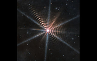 韋伯望遠鏡拍到神祕光環 令天文學家困惑不解