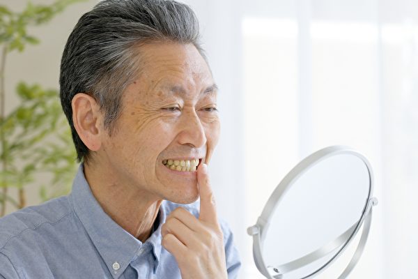 牙菌斑是牙周病主要的致病因子，有2個方法可阻斷牙菌斑、保護口腔健康。（Shutterstock）