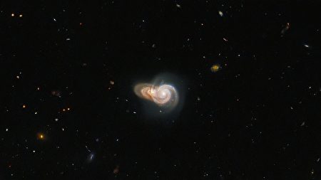兩個螺旋星系看似重疊 猶如太空中的蝸牛