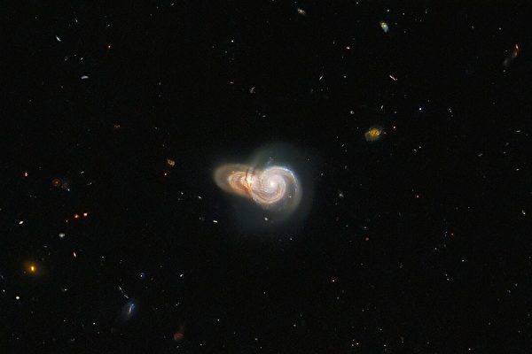 两个螺旋星系看似重叠 犹如太空中的蜗牛