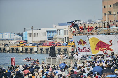 台湾首届Red Bull飞行日参赛队伍创意十足。