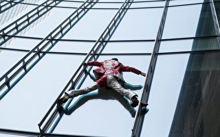 庆祝60岁生日 法“蜘蛛人”徒手爬48层大楼