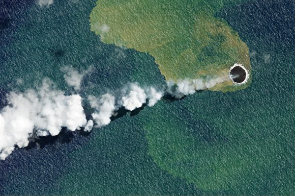 湯加海底火山持續噴發 當局提高警戒級別